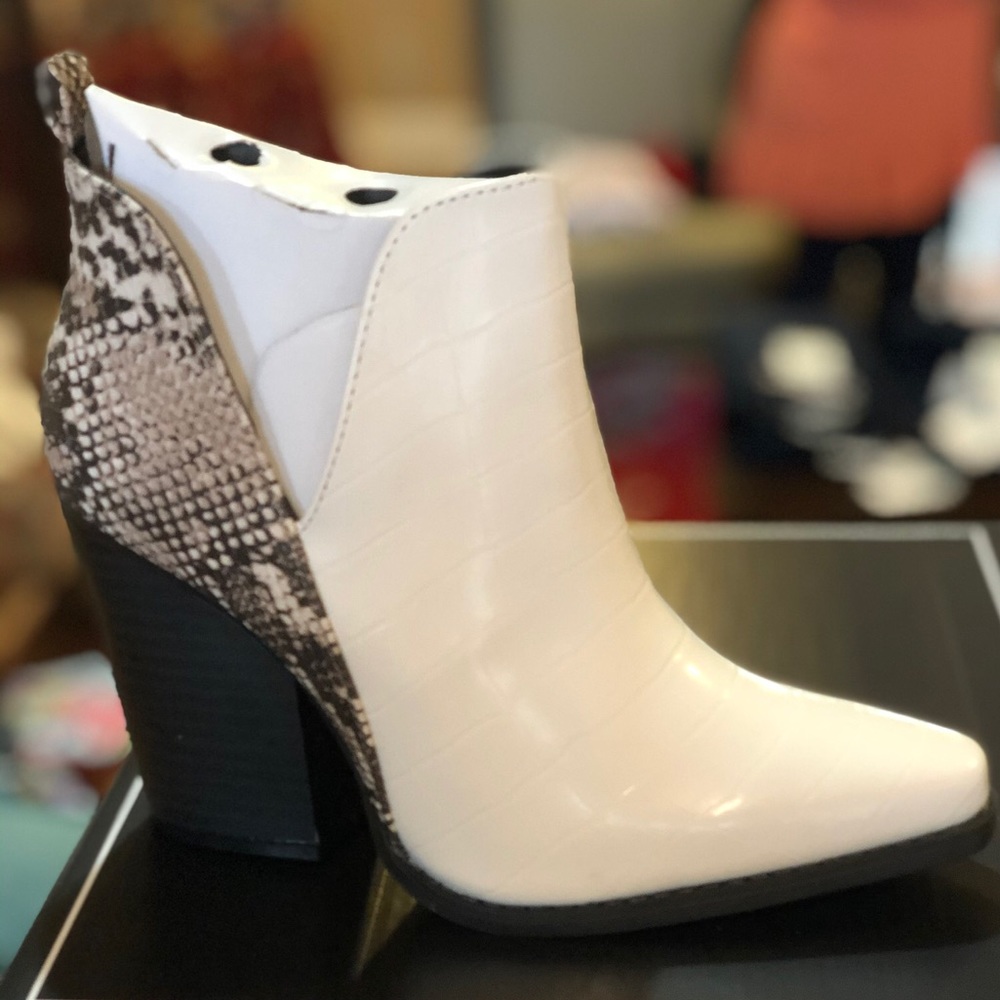 last pair! Qupid Slay White & Snakeskin Booties - Picture 2 of 7
